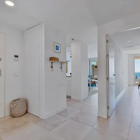 Stunning 2 Bedroom Apartment. *