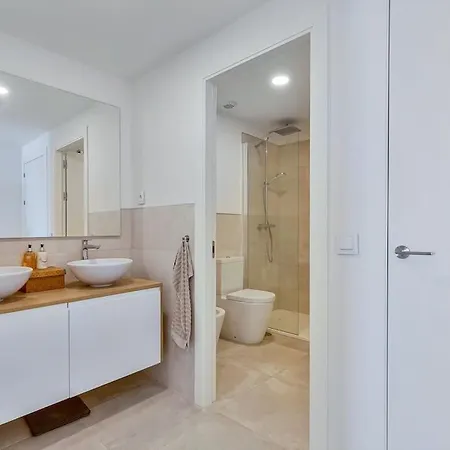 Stunning 2 Bedroom Apartment. شقة