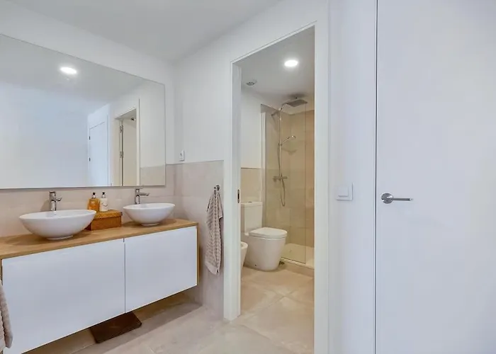 Stunning 2 Bedroom Apartment. דירה