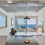 Stunning 2 Bedroom Apartment. *